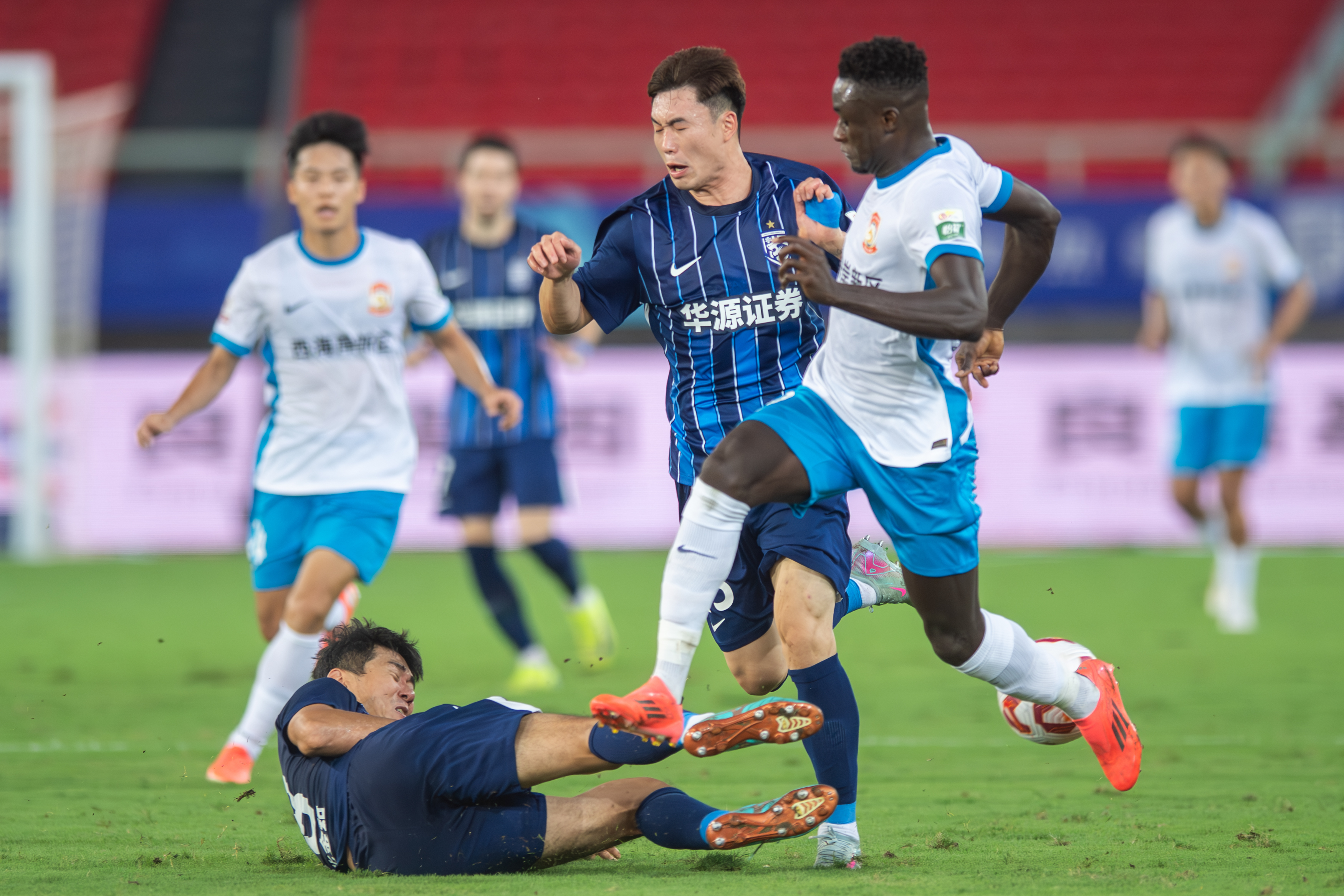 球队遭遇暴雨袭击，中超赛事临时受影响