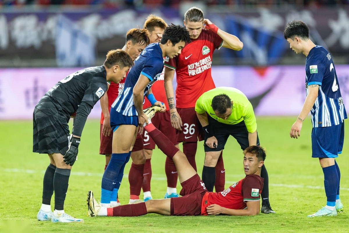 球队遭遇暴雨袭击，中超赛事临时受影响