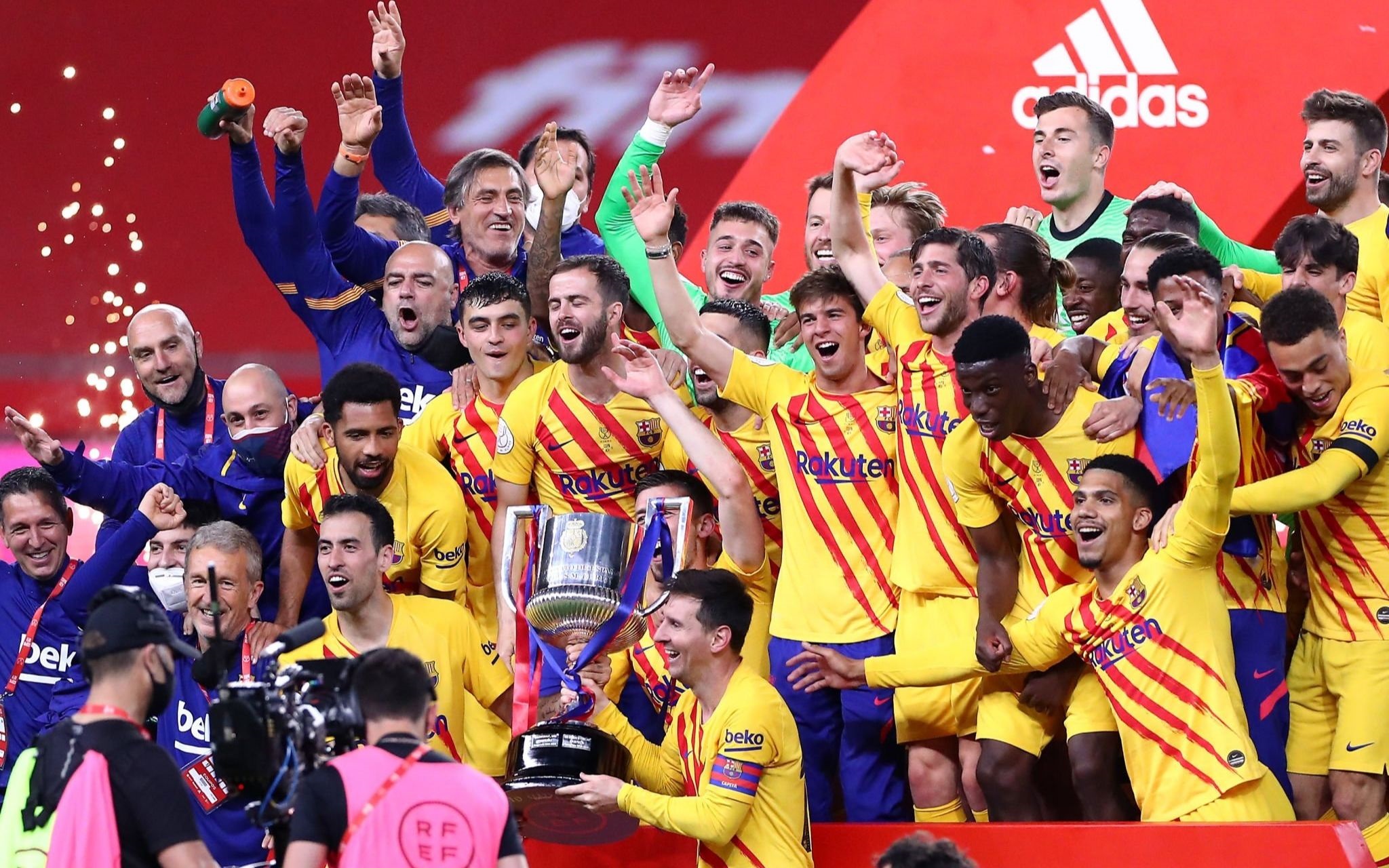 包含巴塞罗那引进前锋，加强攻击火力的词条